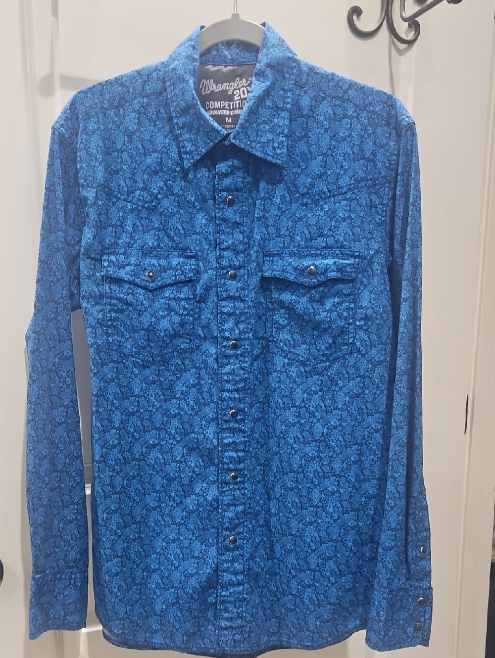 Wrangler Blue Floral Western Snap Shirt - Vibrant Indigo Print size Medium